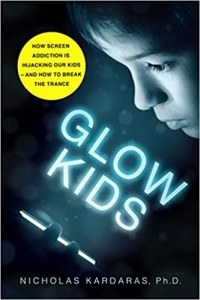 جلد معمولی سیاه و سفید_کتاب Glow Kids: How Screen Addiction Is Hijacking Our Kids - and How to Break the Trance